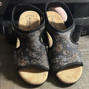 Flexus Women's Black and Tan Floral Sandals